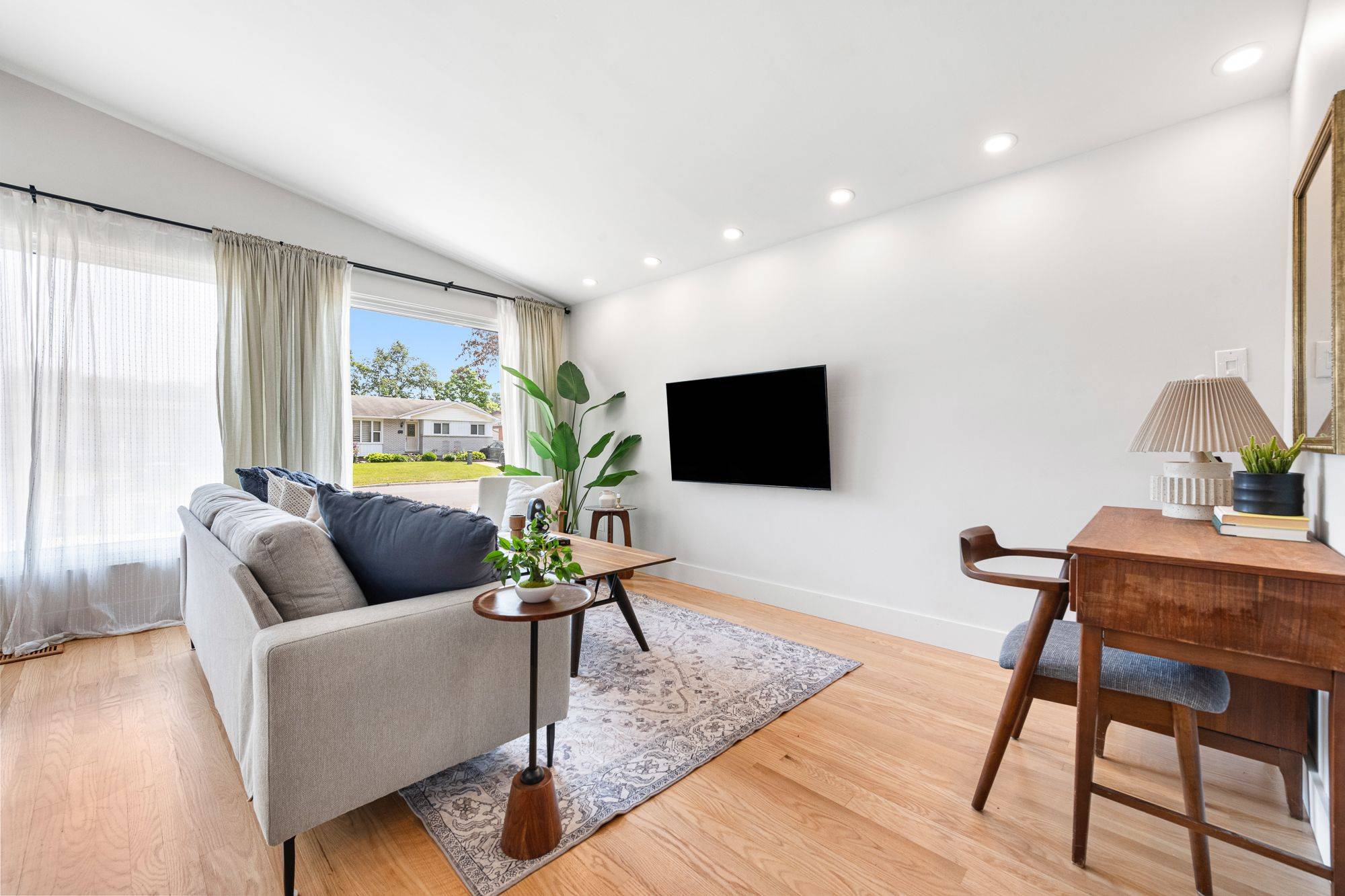 Alta Vista And Area, ON K1H 6R1,2061 Featherston DR