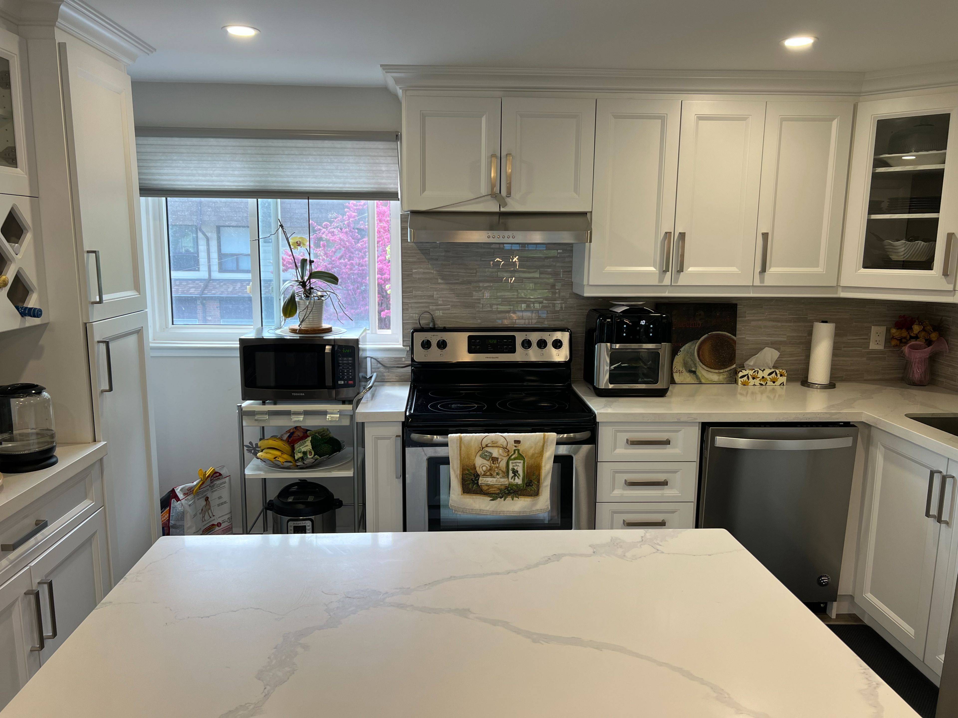 Mississauga, ON L5A 3M2,180 Mississauga Valley BLVD #216