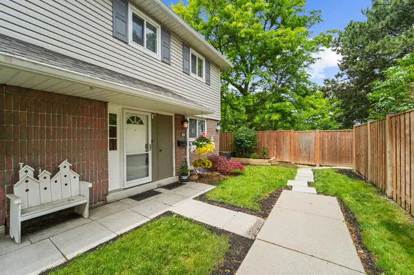 30 Village CT, Brampton, ON L6W 1A6