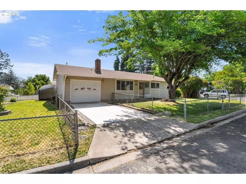 107 N 4TH ST, Talent, OR 97540