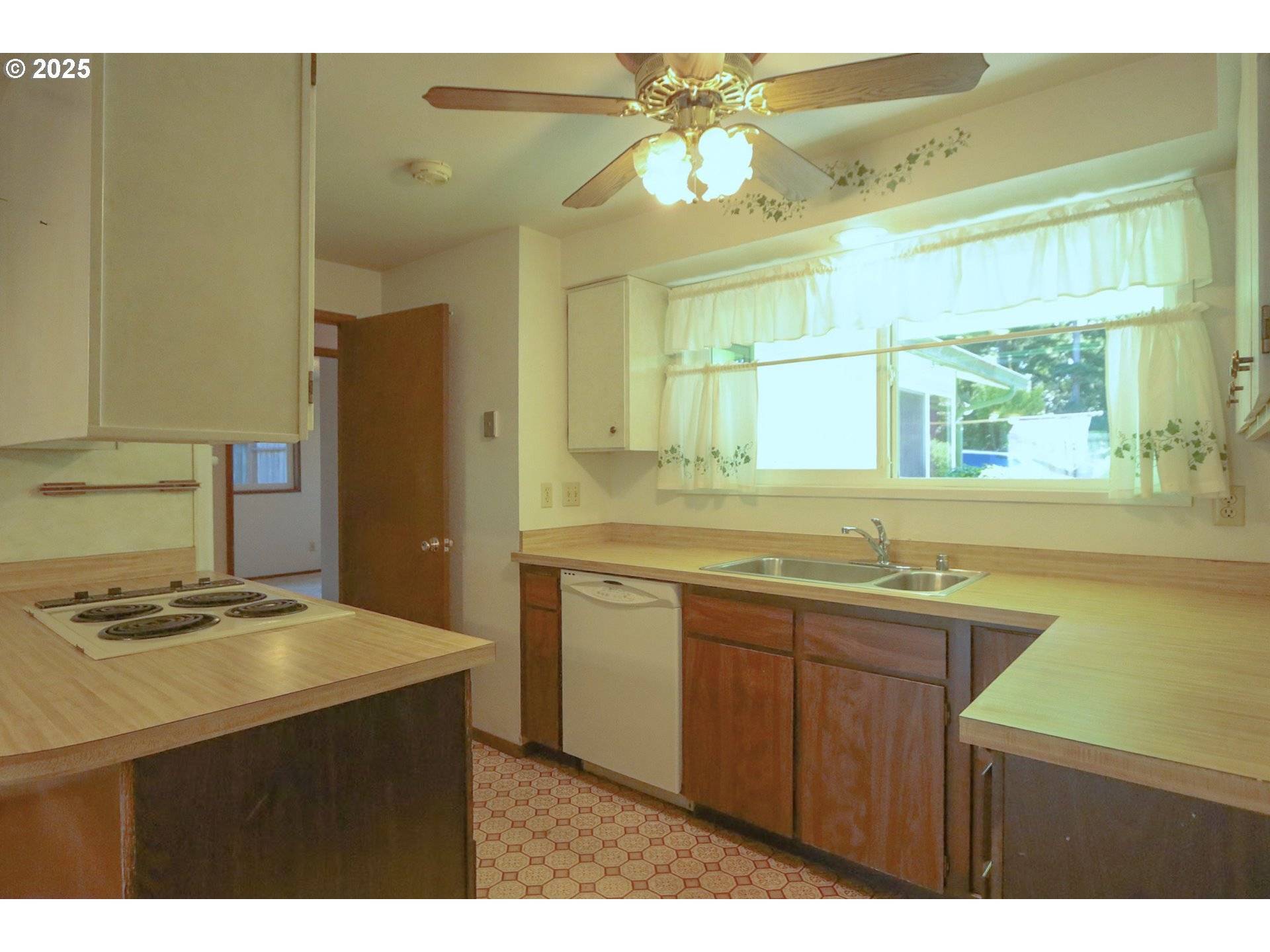 Coos Bay, OR 97420,825 SEABREEZE TER