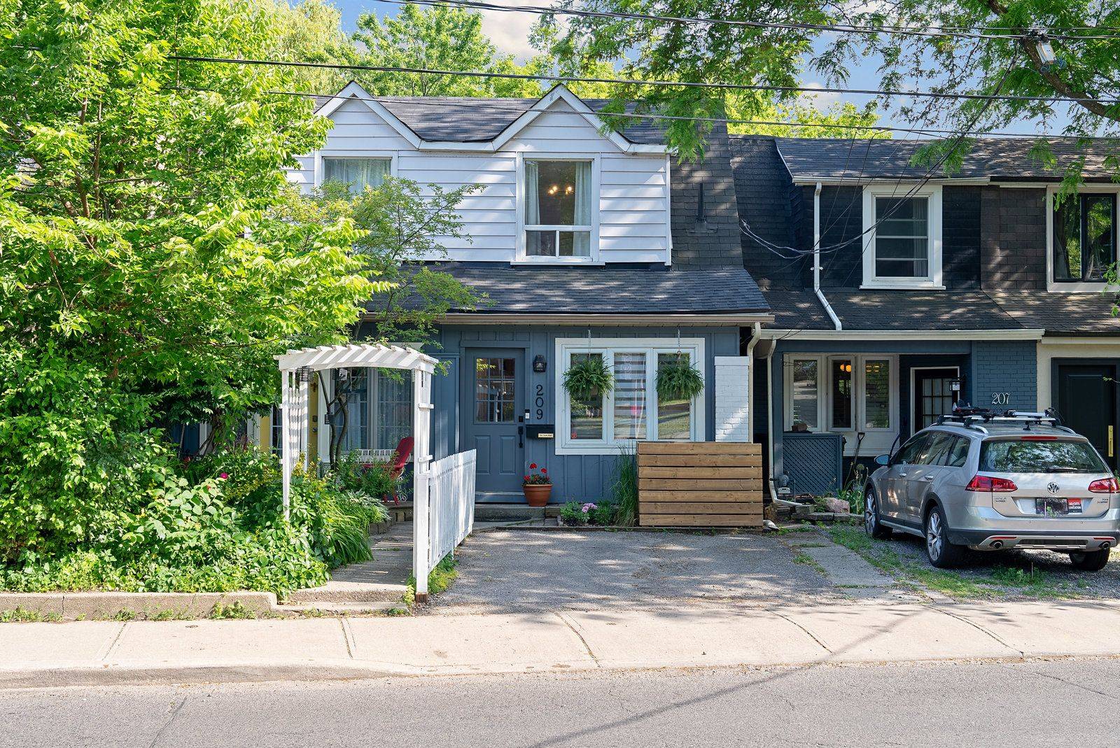 Toronto E02, ON M4L 2E2,209 Eastwood RD