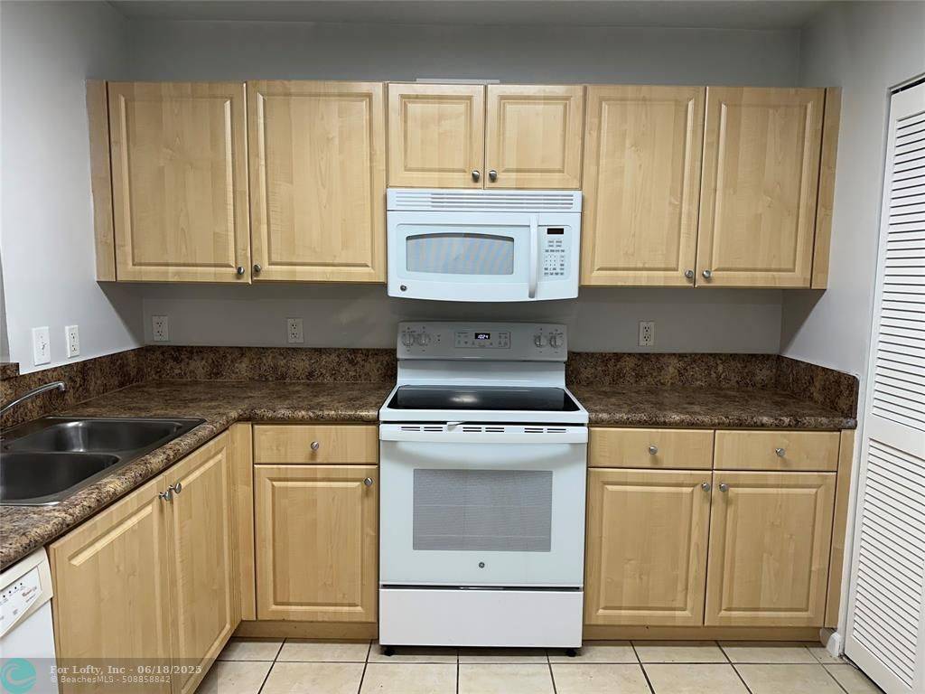 Dania Beach, FL 33004,529 E Sheridan St  #108