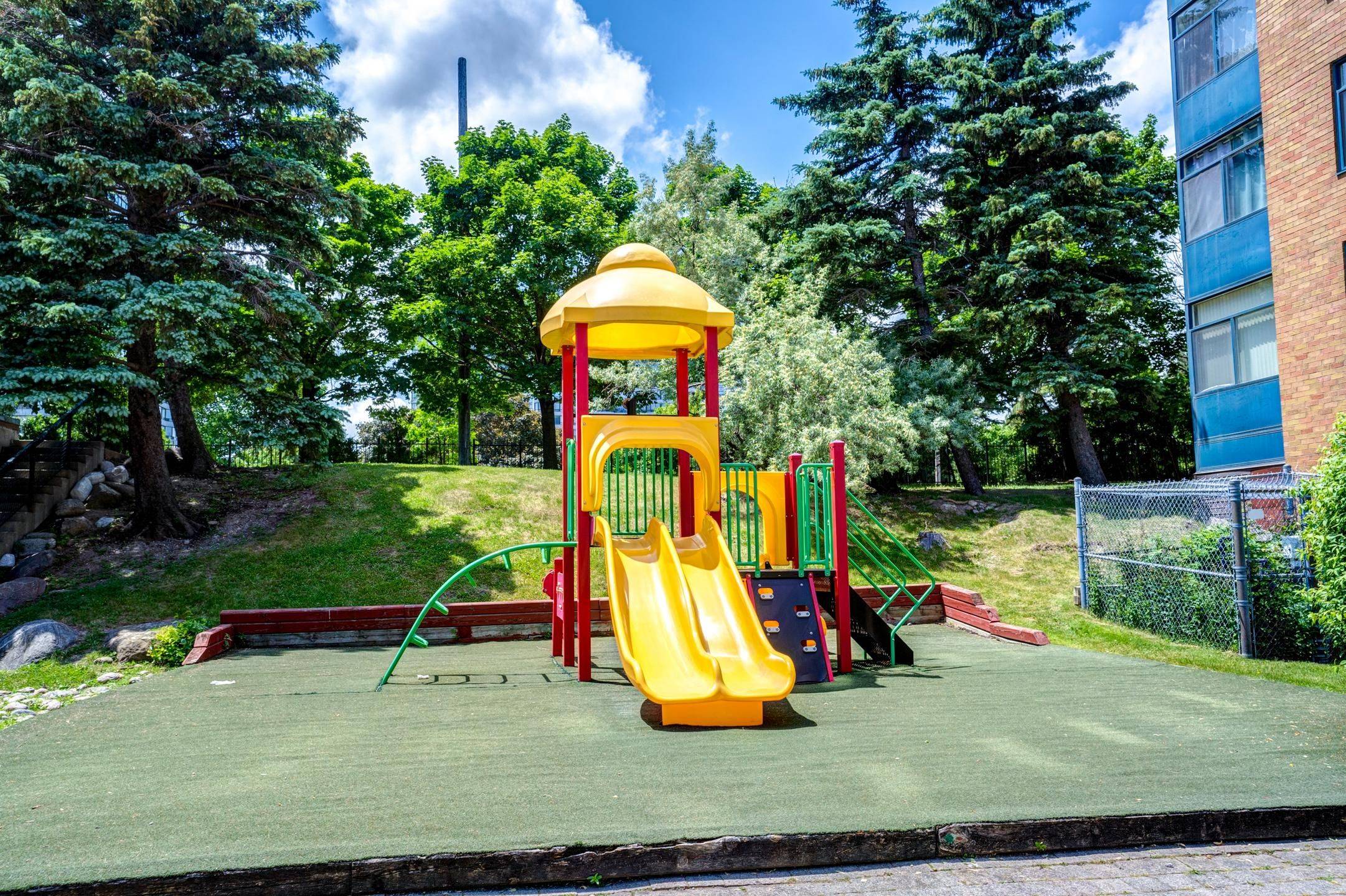Toronto E07, ON M1V 5E8,80 Alton Towers CIR #1208