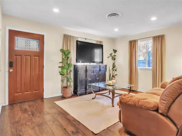 737 Thomas Avenue, Hurst, TX 76053