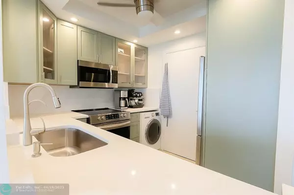 Lauderdale By The Sea, FL 33308,6000 N Ocean Blvd #15E