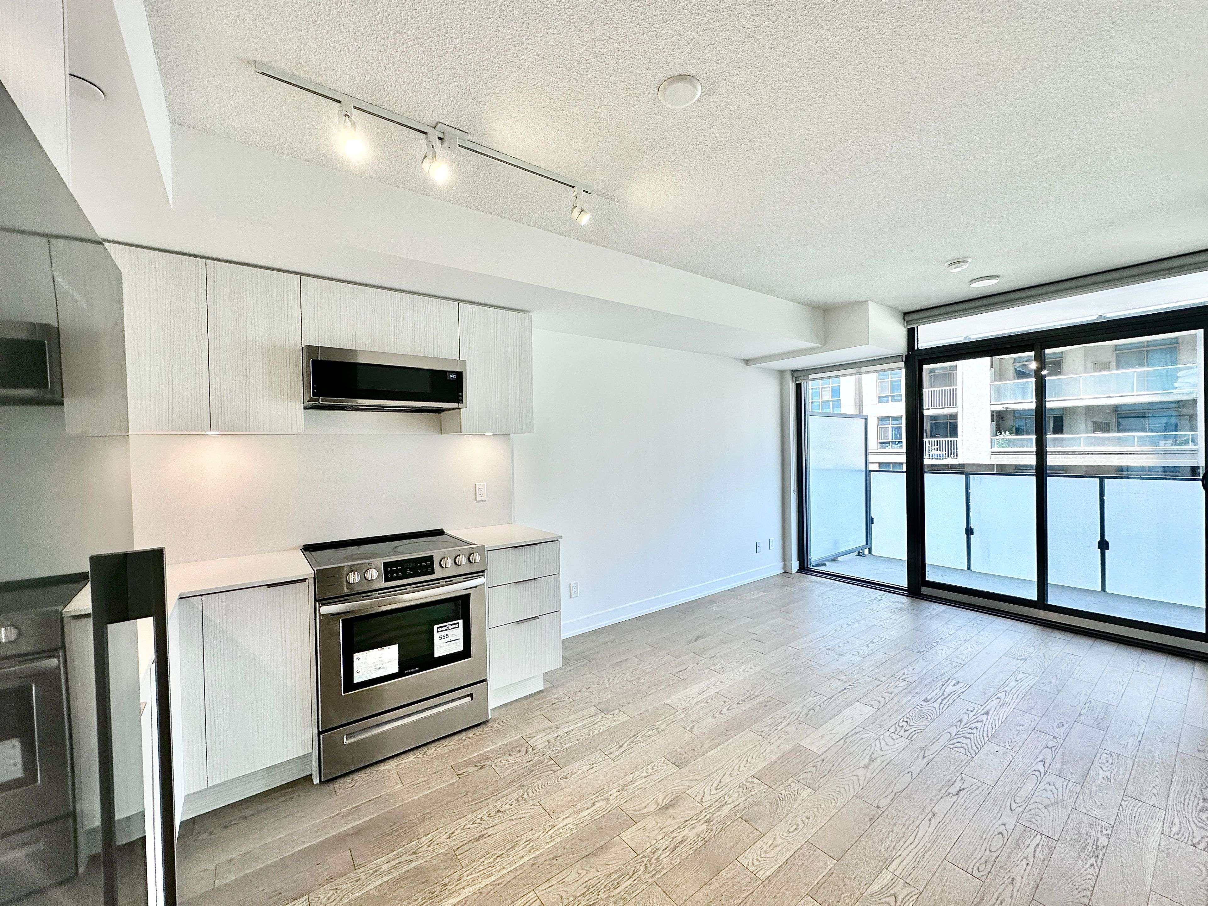 Toronto C08, ON M5C 0A6,25 Richmond ST E #813