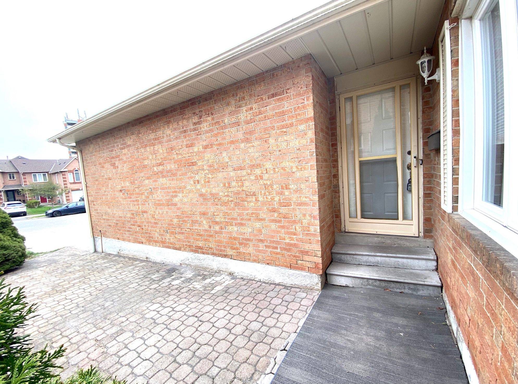 Mississauga, ON L5B 2E3,15 Hanson RD