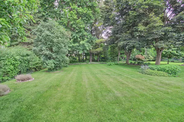 Newmarket, ON L3Y 5H5,841 Magnolia AVE