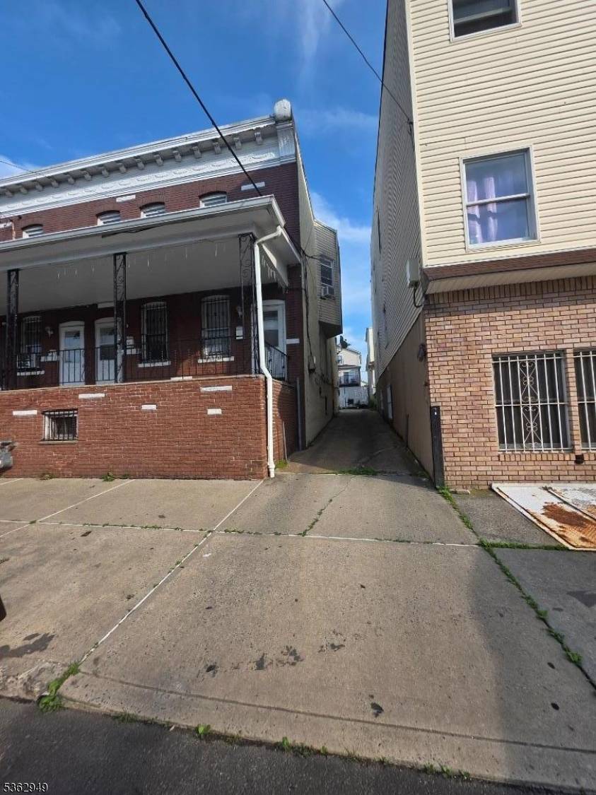 32 Spencer St, Elizabeth City, NJ 07202