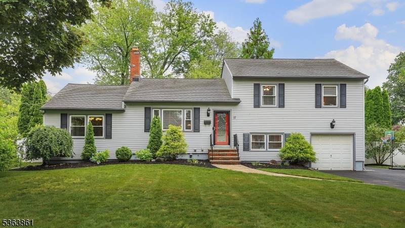 17 Armstrong Dr, Clark Twp., NJ 07066