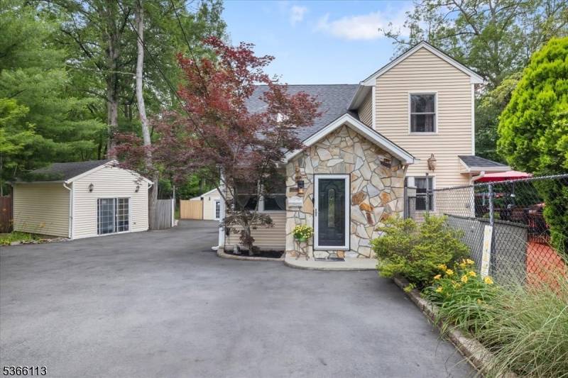 19 Elm St, Wanaque Boro, NJ 07420