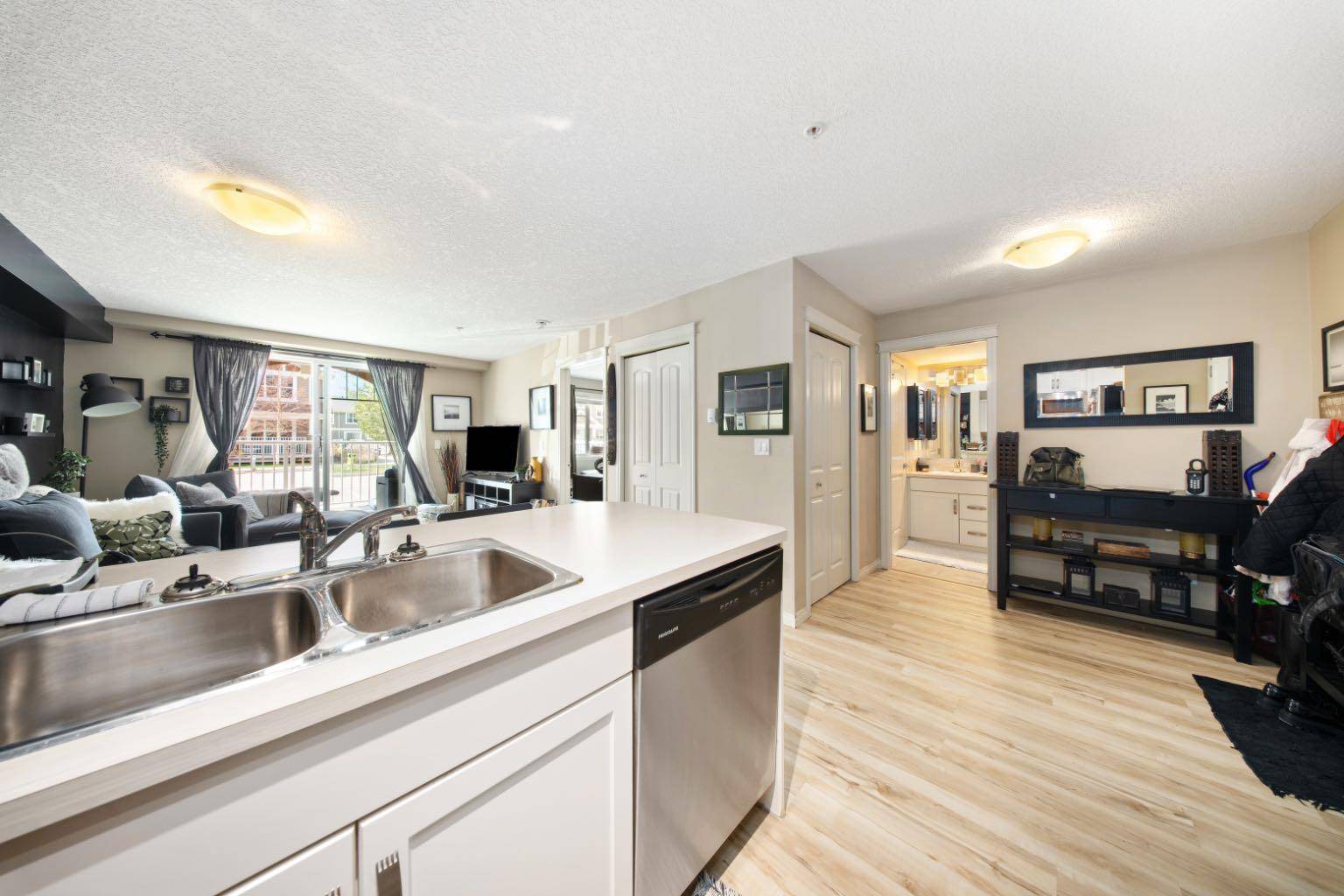 Calgary, AB T3M 1Y9,406 Cranberry PARK Southeast #109