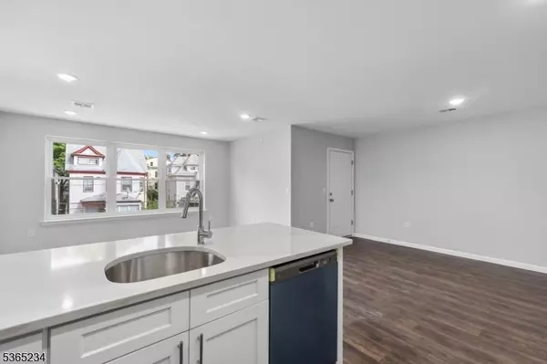 Newark City, NJ 07108,889 S 17Th St, Apt 2 #2
