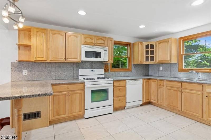 Livingston Twp., NJ 07039,16 Hazel Ave