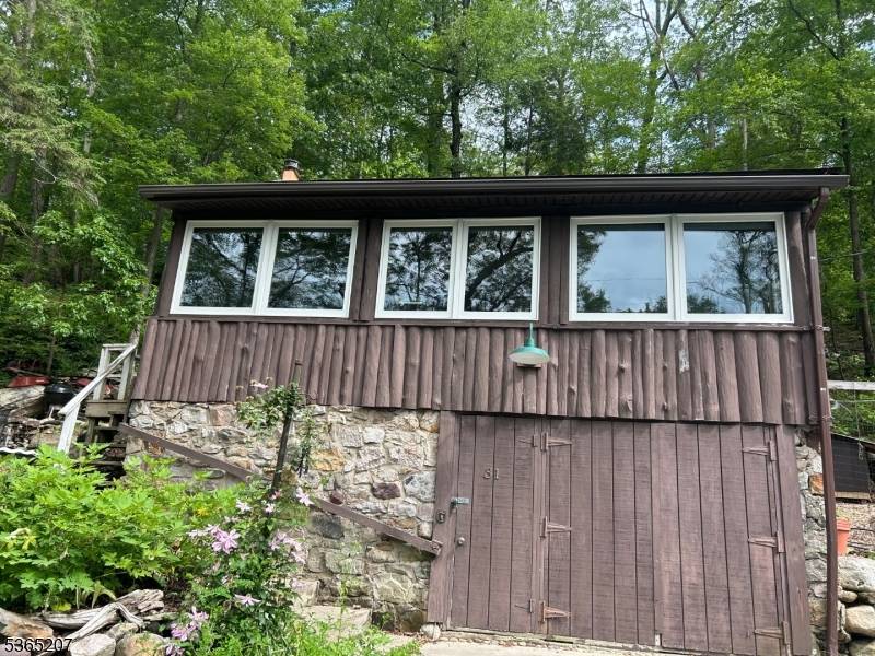 31 E Shore Trl, Sandyston Twp., NJ 07826