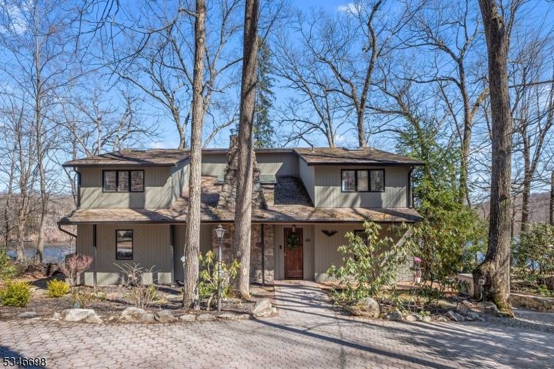 60 W Shore Dr, Bloomingdale Boro, NJ 07420