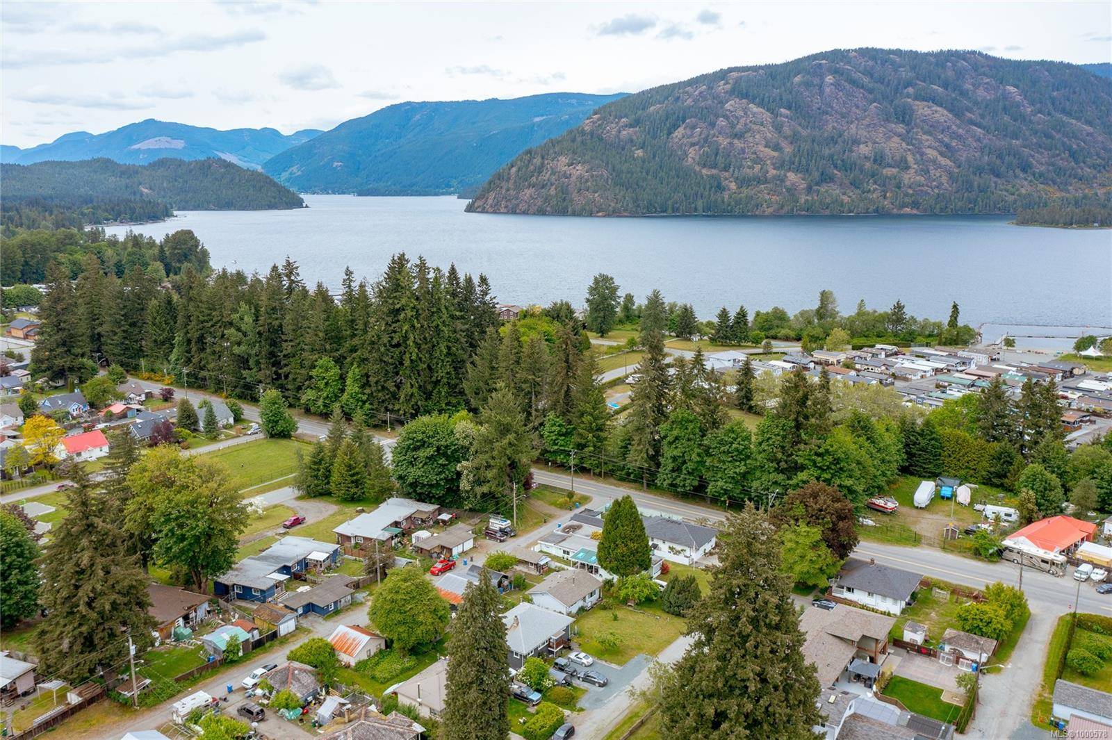 Honeymoon Bay, BC V0R 1Y0,6776 Fifth St
