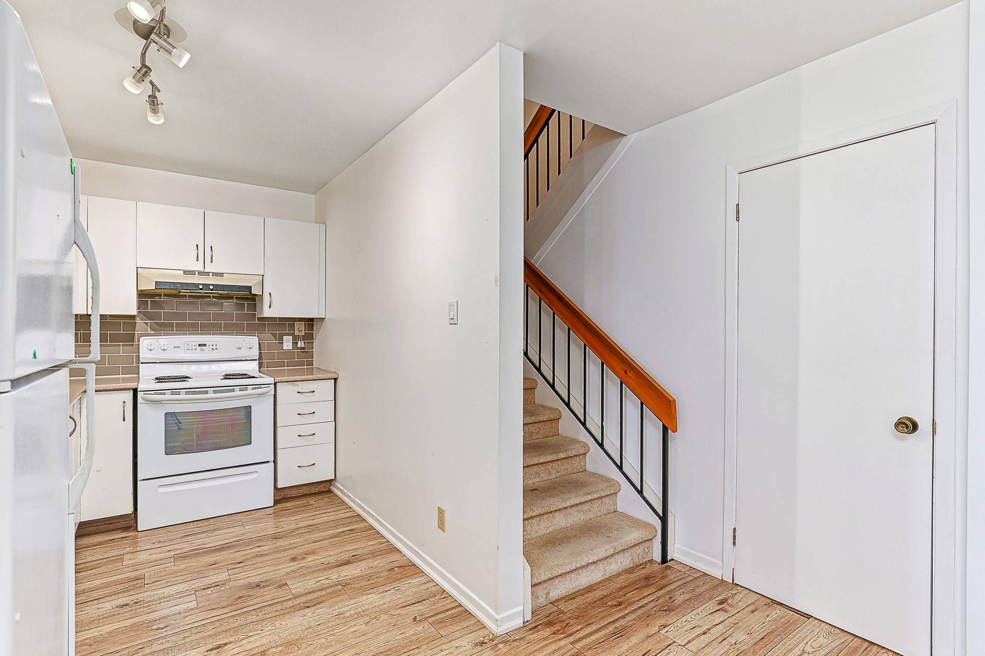 Collingwood, ON L9Y 5G4,2 Trafalgar RD #2