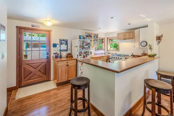 Qualicum Beach, BC V9K 2L7,3052 Bay Rd