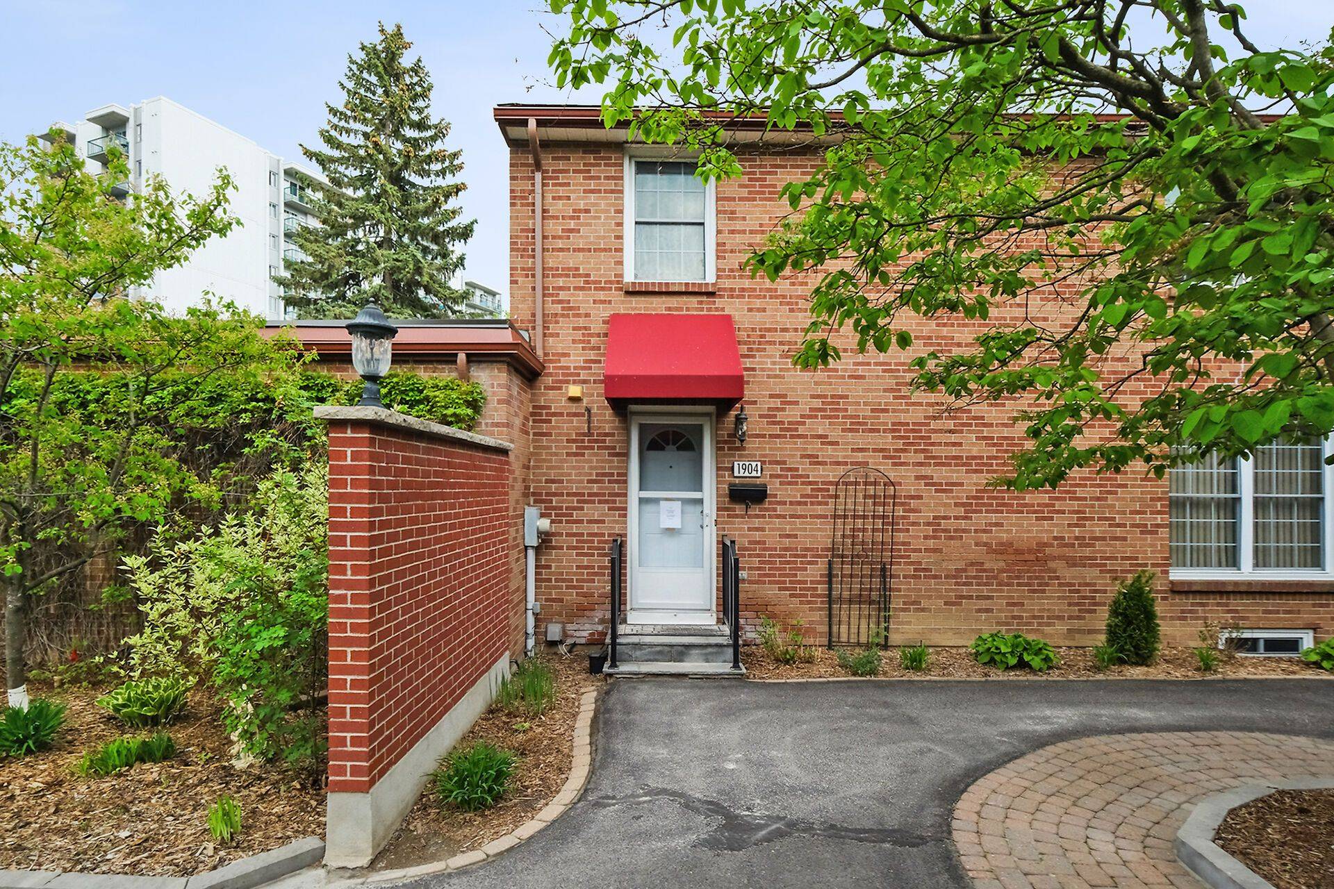 1904 Russell RD, Elmvale Acres And Area, ON K1G 1L6