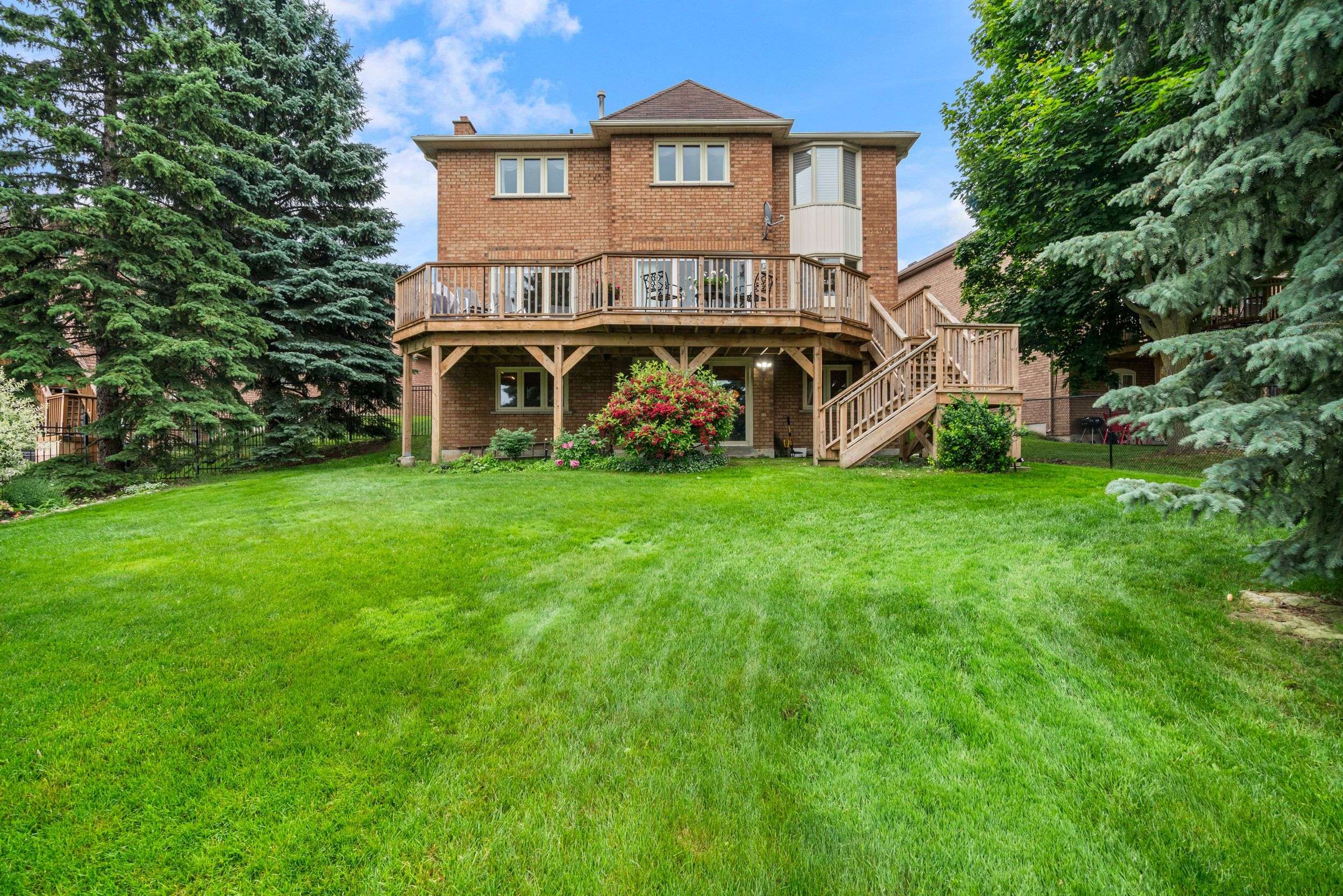 Newmarket, ON L3X 1E8,384 Amberlee CT