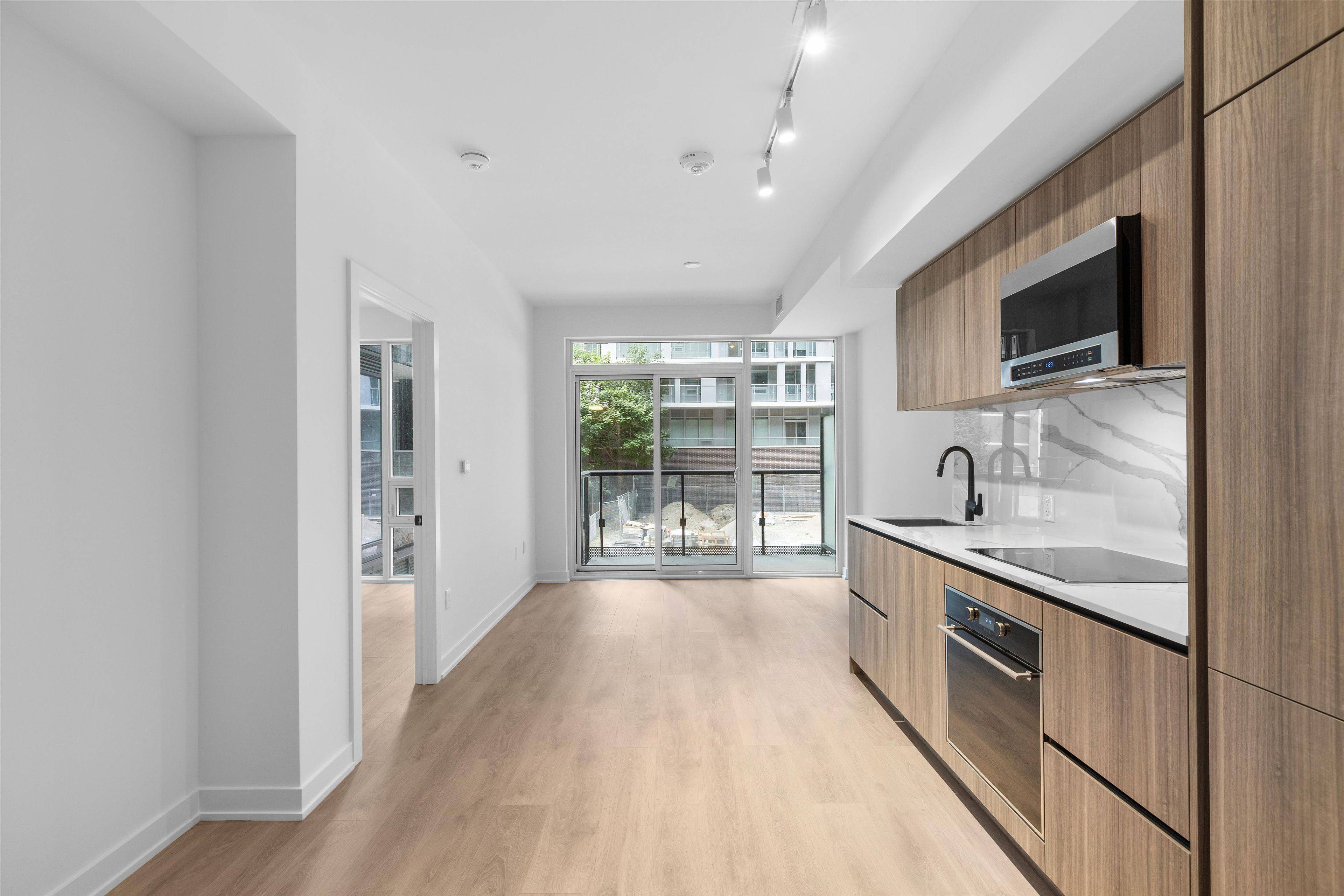 Toronto C10, ON M4P 1V3,117 Broadway AVE #212