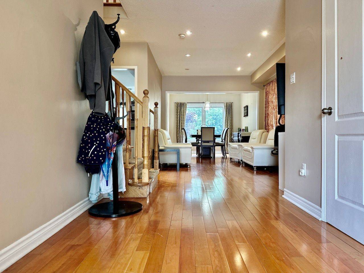 Mississauga, ON L5V 2J3,893 Blyleven BLVD