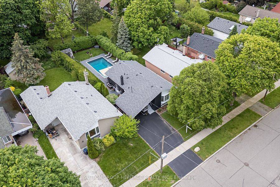 Toronto W09, ON M9R 1J5,22 Paragon RD