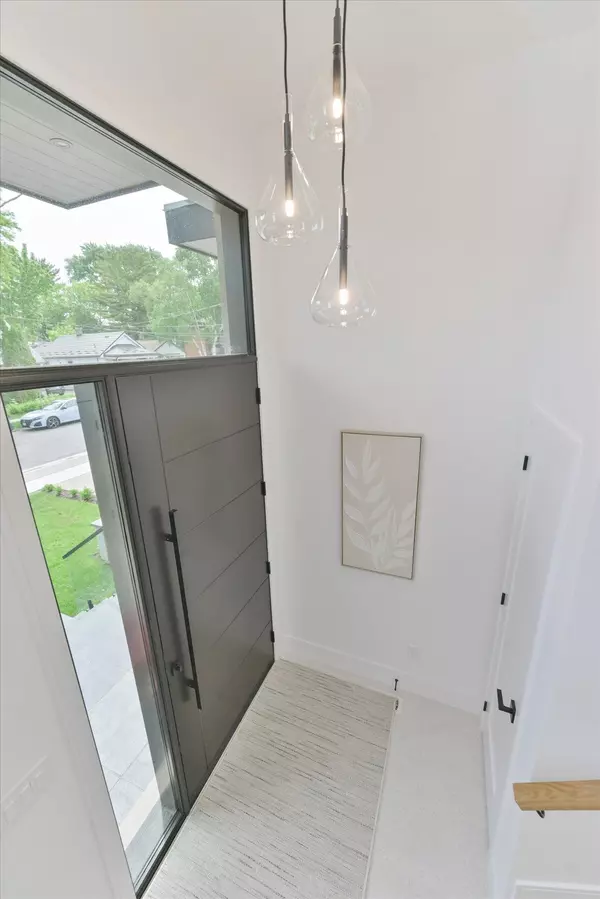 Toronto W06, ON M8W 3L9,32 Thirty Eighth ST