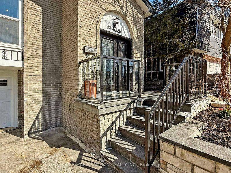 Toronto C15, ON M2J 2W9,33 Angus DR #Main Level