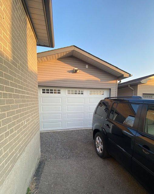 Oshawa, ON L1H 3H8,631 Shakespeare AVE