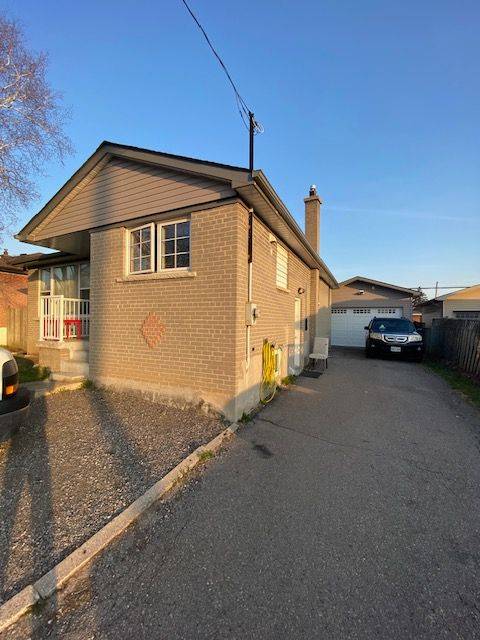 Oshawa, ON L1H 3H8,631 Shakespeare AVE