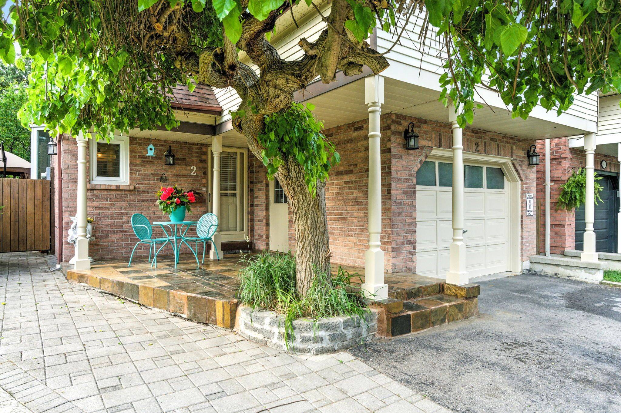 Whitby, ON L1N 7Y2,2 Henderson DR N