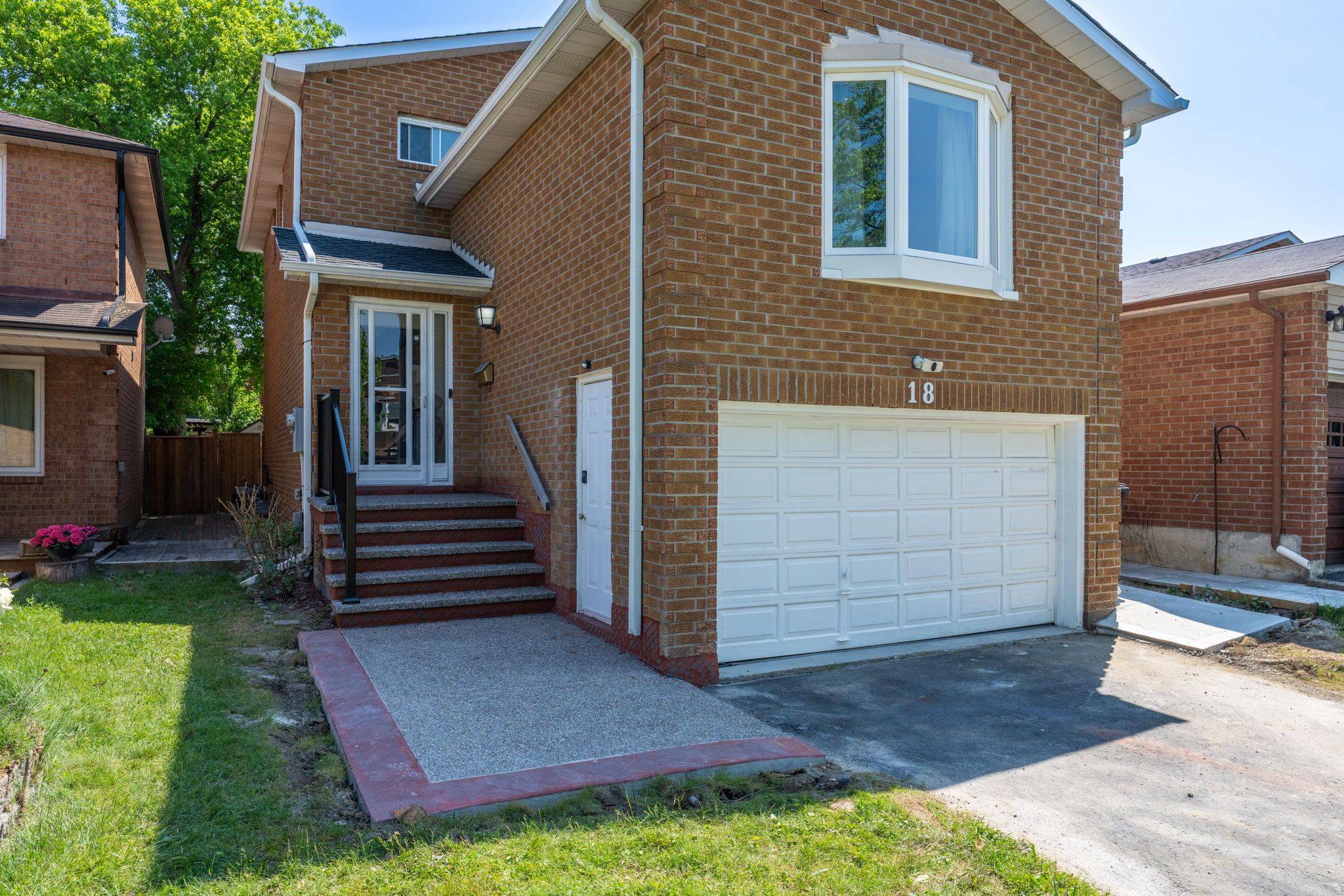 Brampton, ON L6V 4E4,18 Alabaster DR