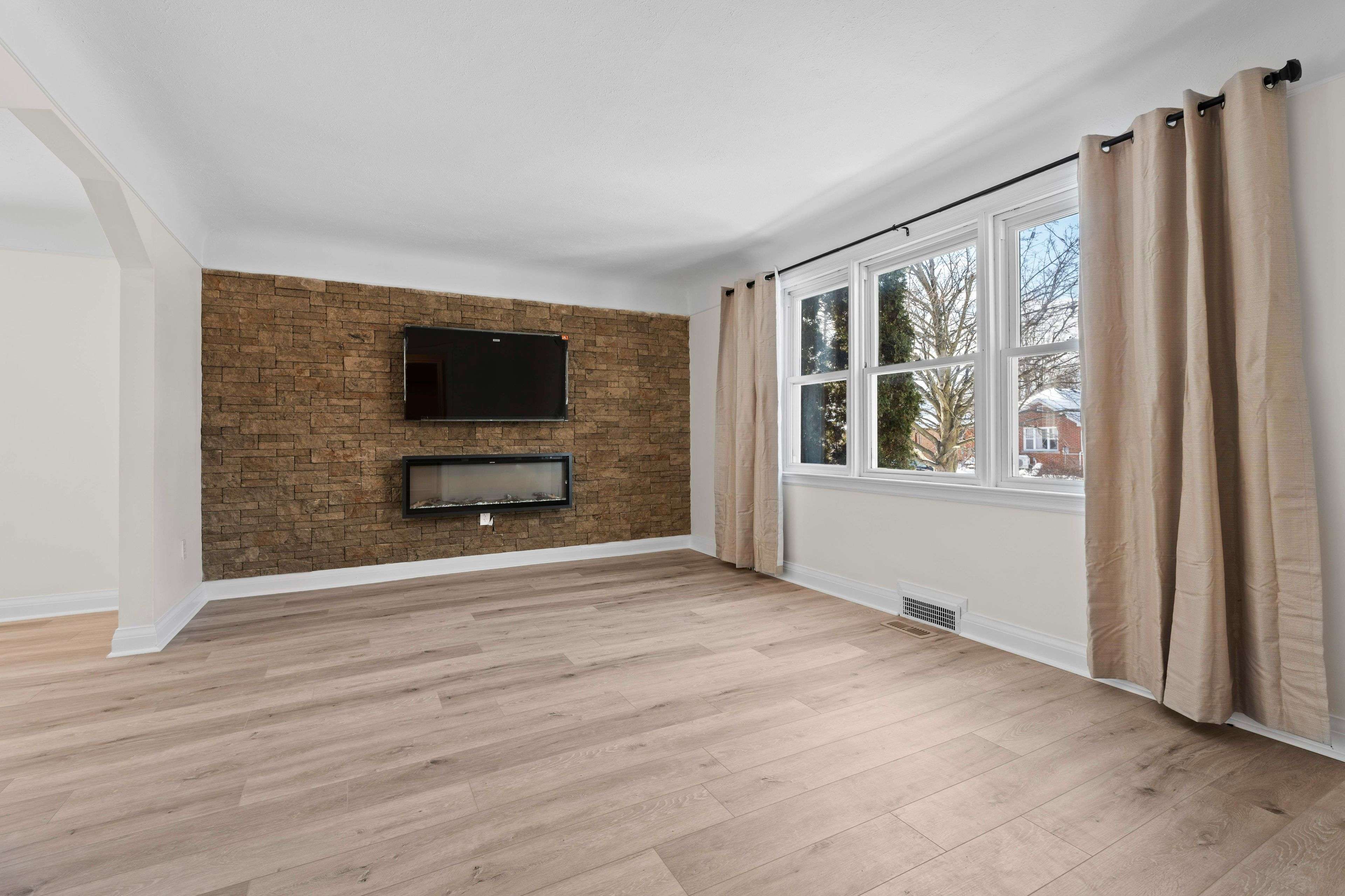 Kingston, ON K7L 4M8,493 COLLEGE ST