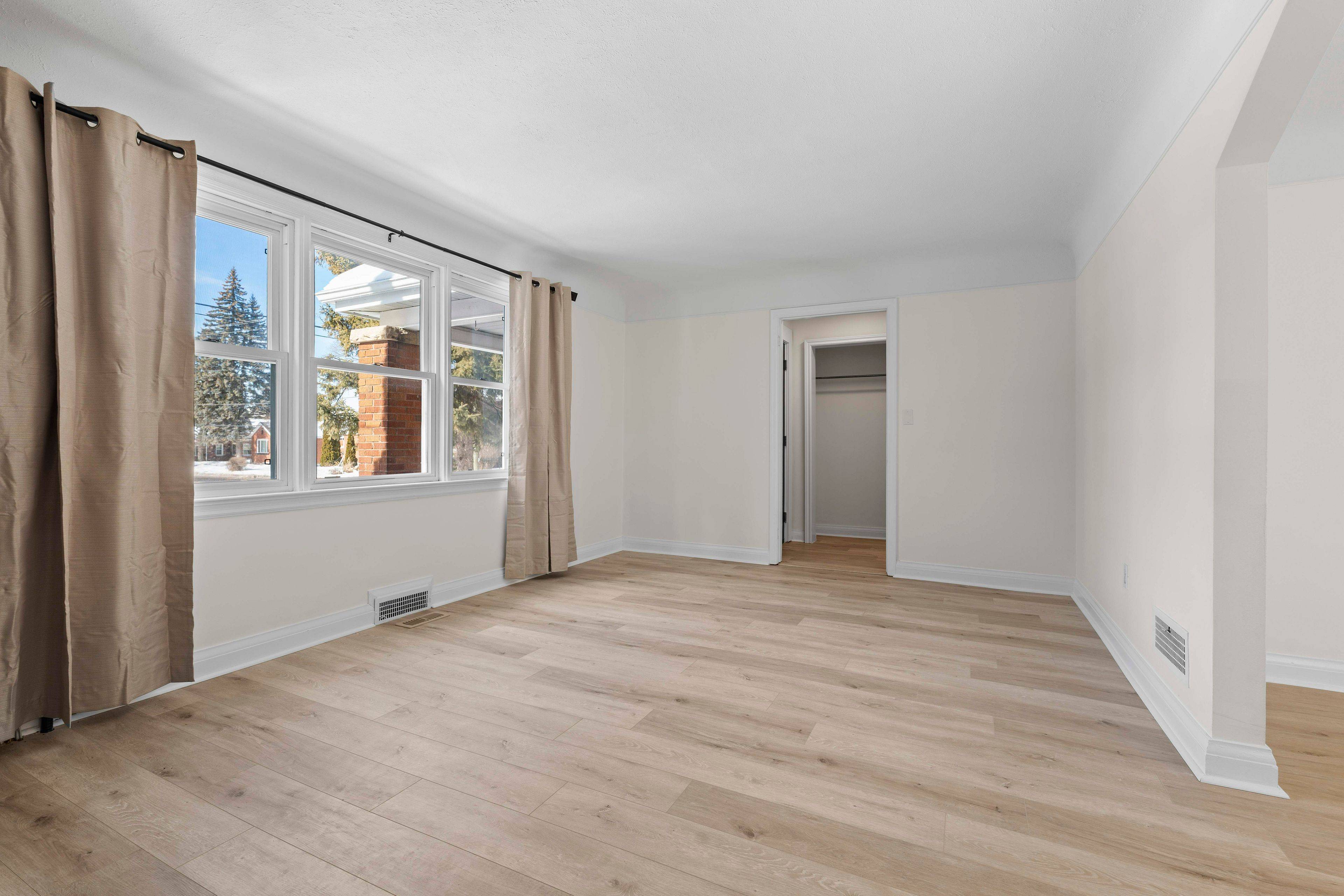 Kingston, ON K7L 4M8,493 COLLEGE ST