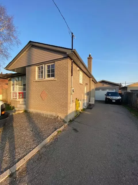 Oshawa, ON L1H 3H8,631 Shakespeare AVE