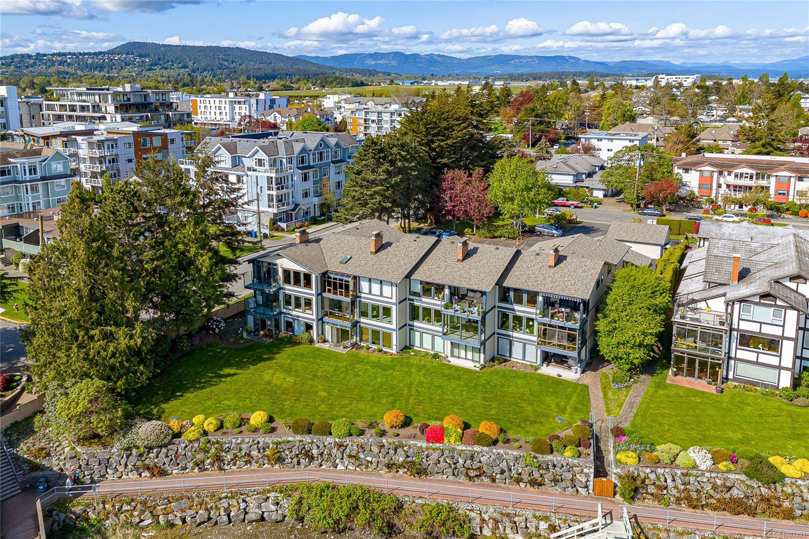 Sidney, BC V8L 3B1,9901 Third St #7