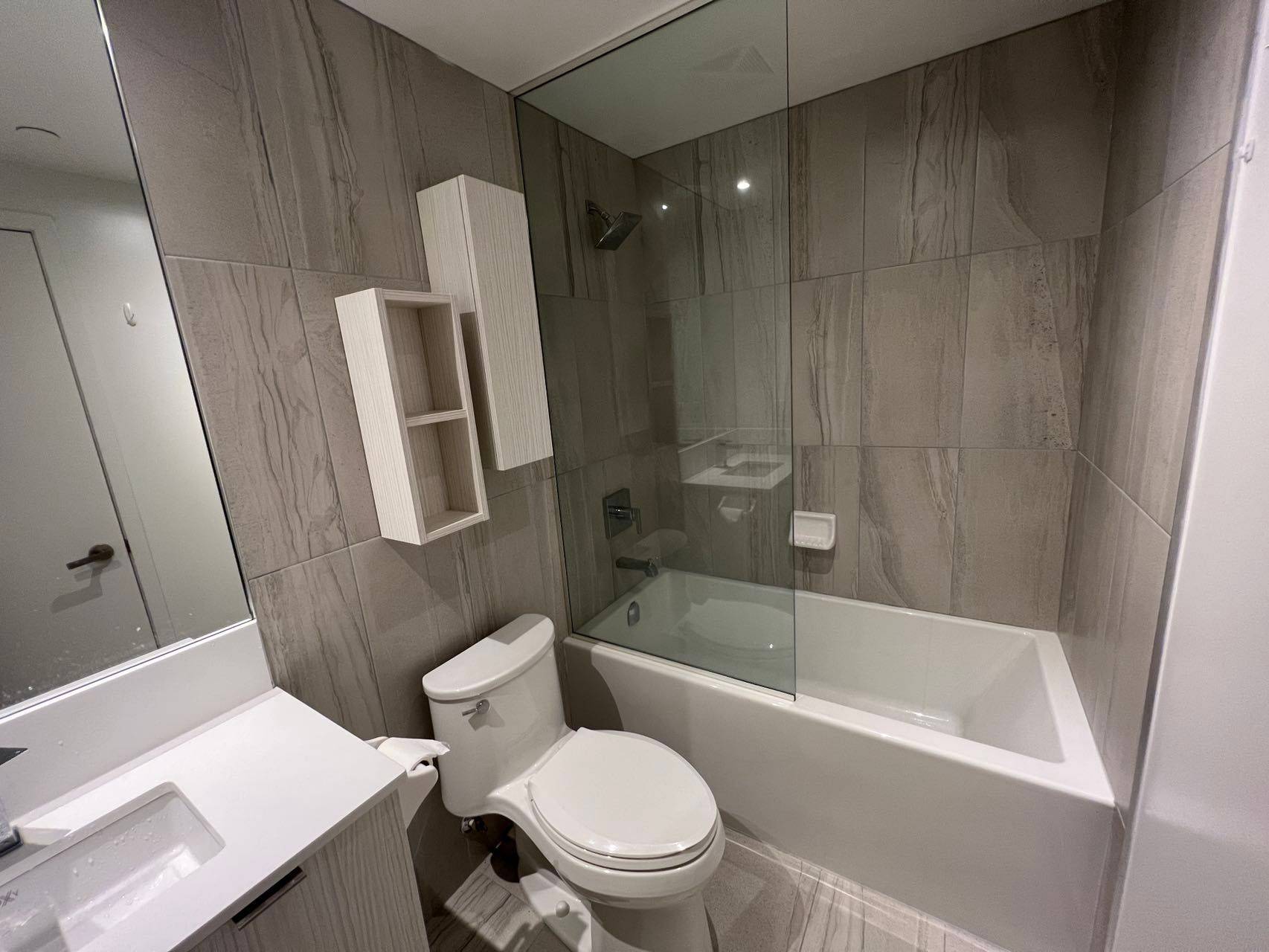 Toronto C10, ON M4P 0E3,99 Broadway AVE #1903