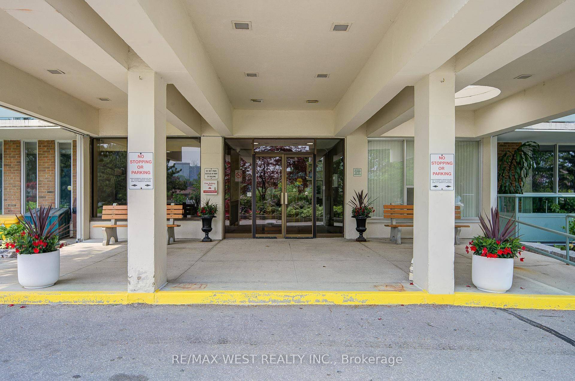 Toronto W09, ON M9R 2M7,44 Longbourne DR #606
