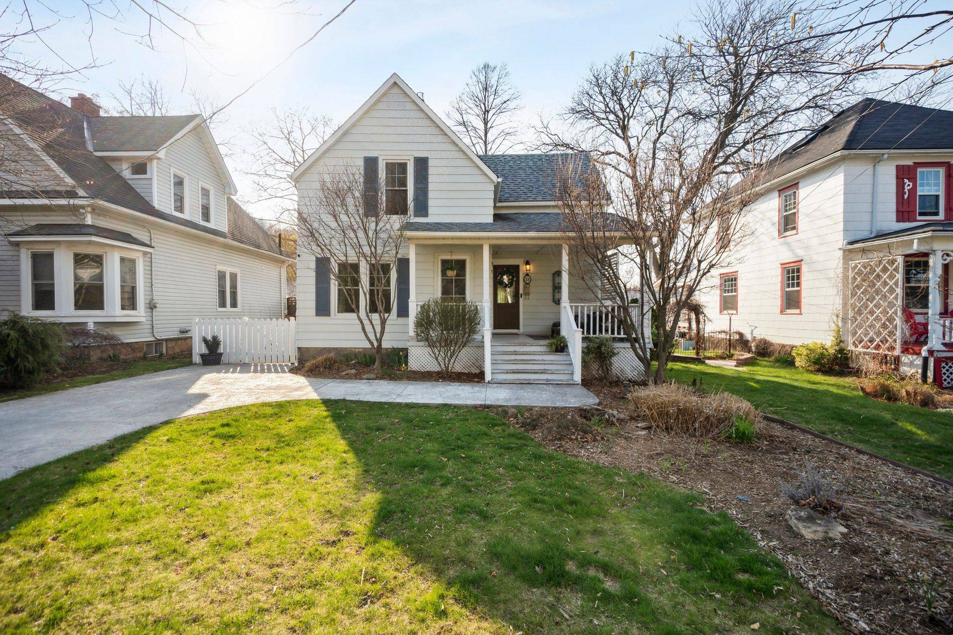 Grimsby, ON L3M 3C4,24 Robinson ST S