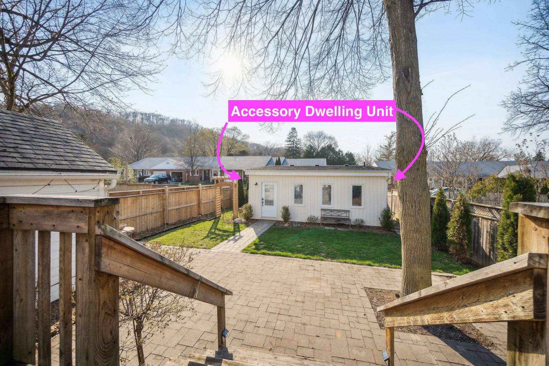 Grimsby, ON L3M 3C4,24 Robinson ST S