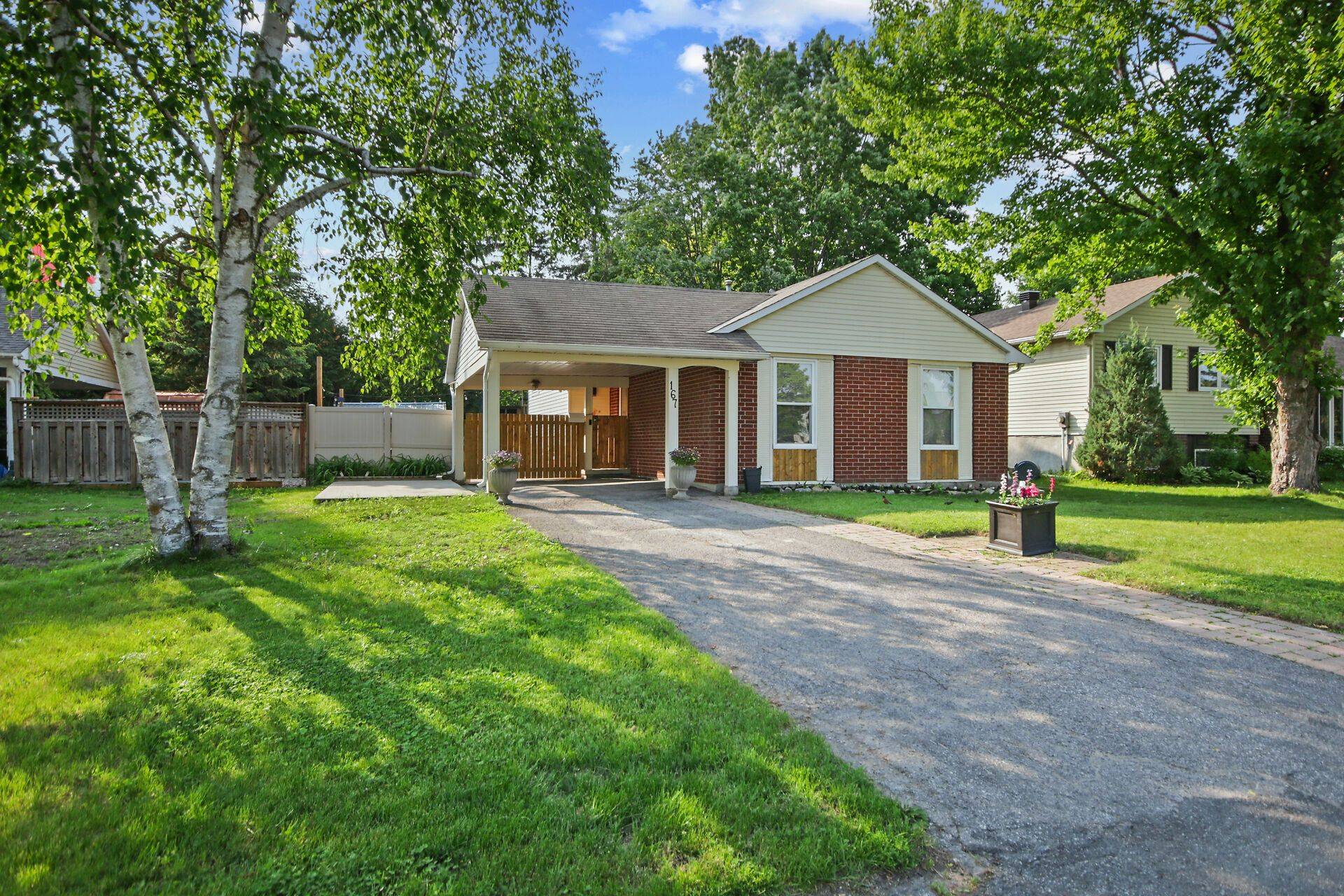 167 Abbeyhill DR, Kanata, ON K2L 2E9