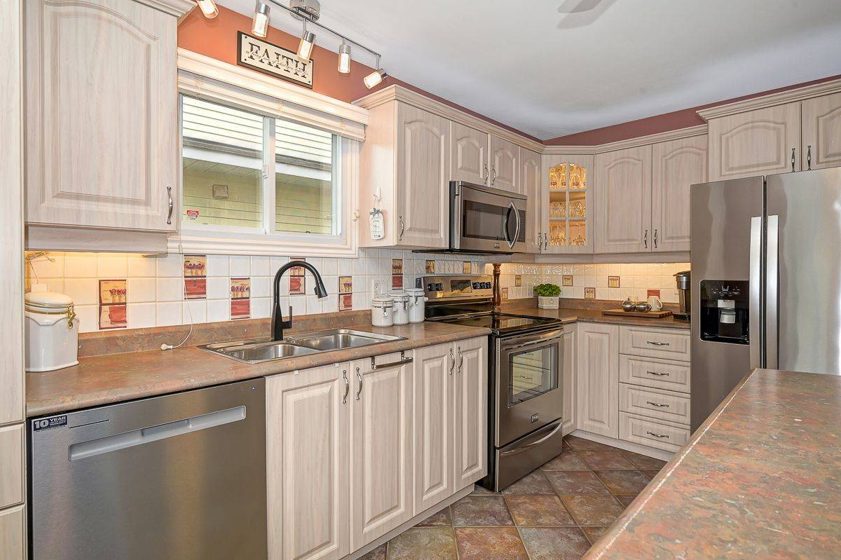Orleans - Convent Glen And Area, ON K1C 2N6,6156 Vineyard DR
