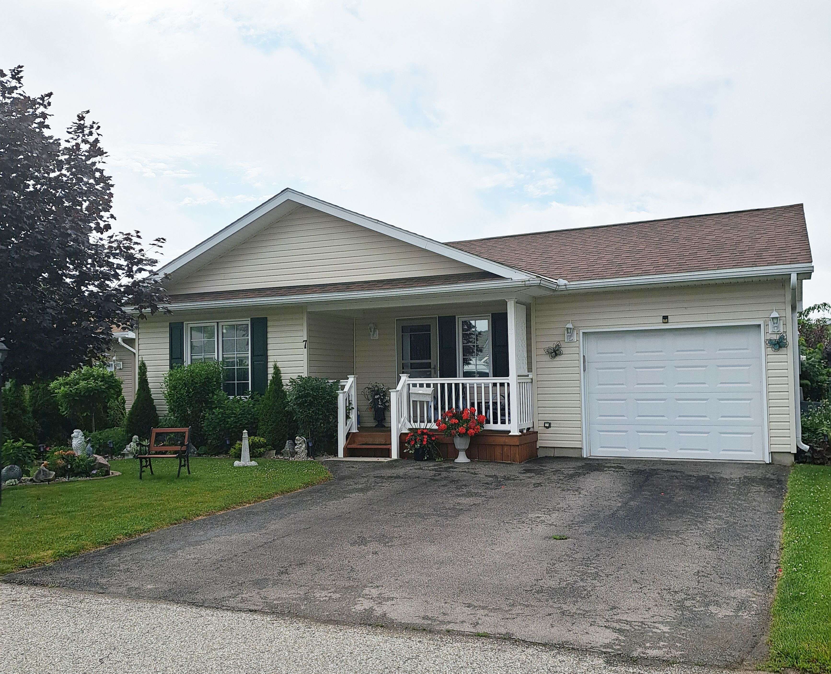 7 Kellestine DR, Strathroy Caradoc, ON N7G 0C5