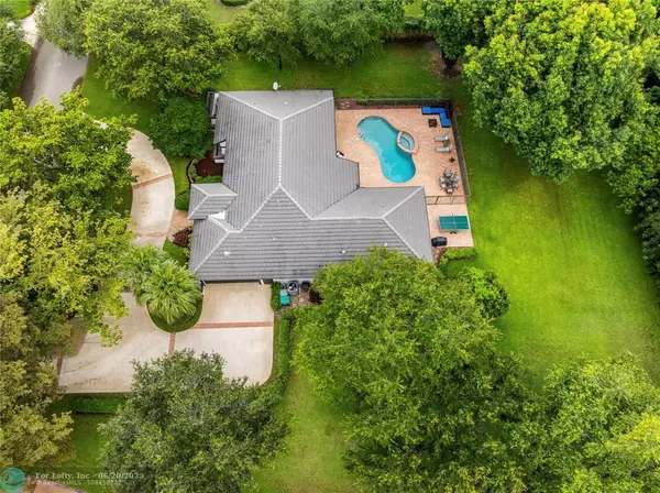 7820 S Woodridge Dr, Parkland, FL 33067