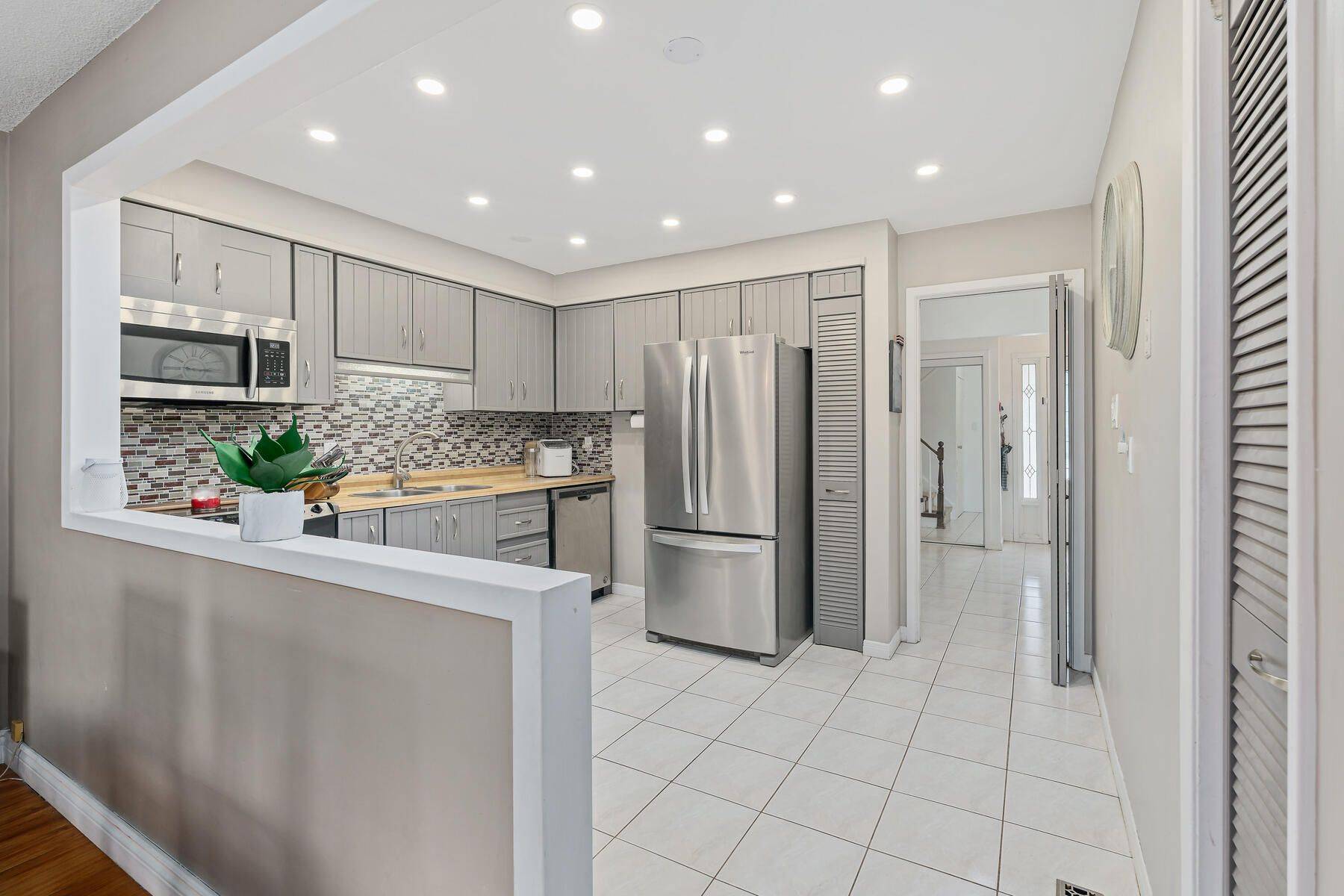 Mississauga, ON L5N 2G7,2734 Los Palmas CT