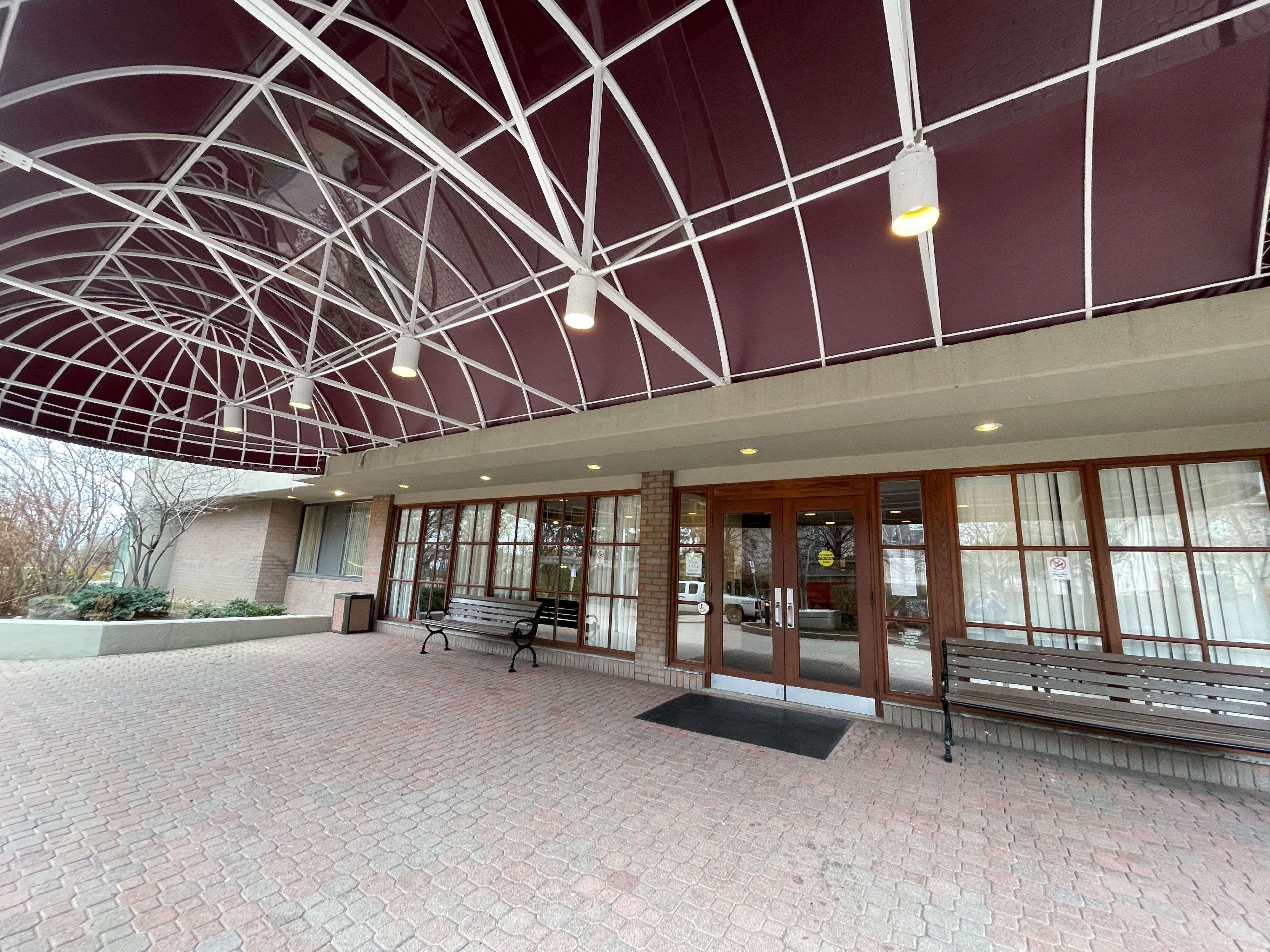 Mississauga, ON L5C 4H3,880 Dundas ST W #309