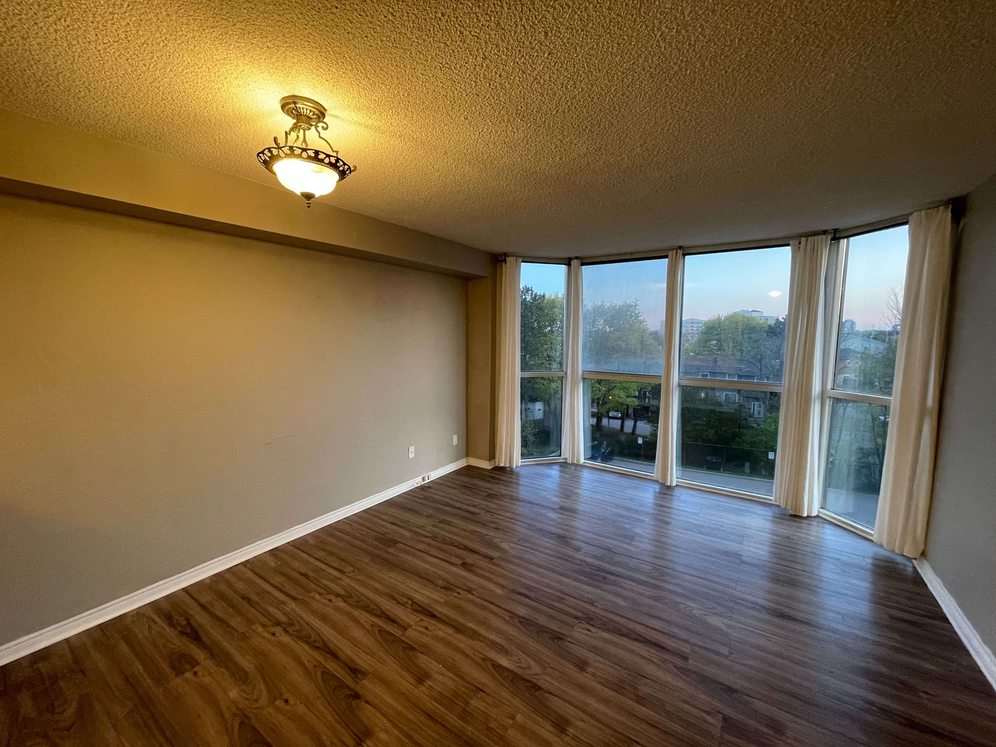 Mississauga, ON L5C 4H3,880 Dundas ST W #309